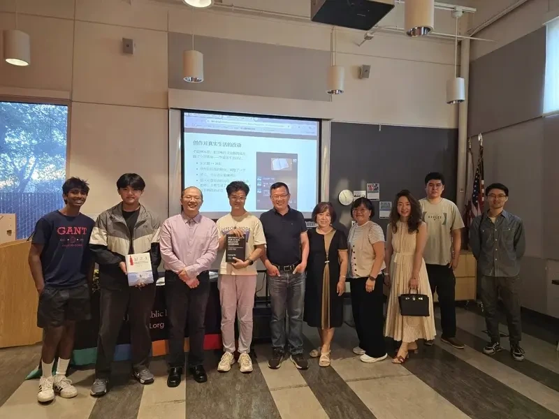 《云层之上》新书发表会现场合影